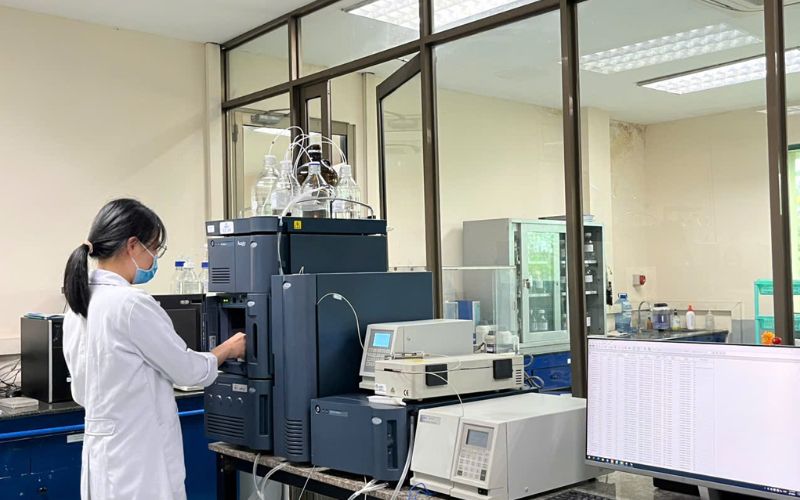 phân biệt inox 201 và inox 304 bằng cách test tại trung tâm