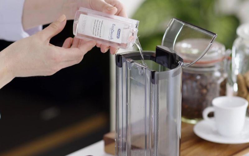 Sử dụng dung dịch tẩy cặn chuyên dụng cho máy pha cà phê