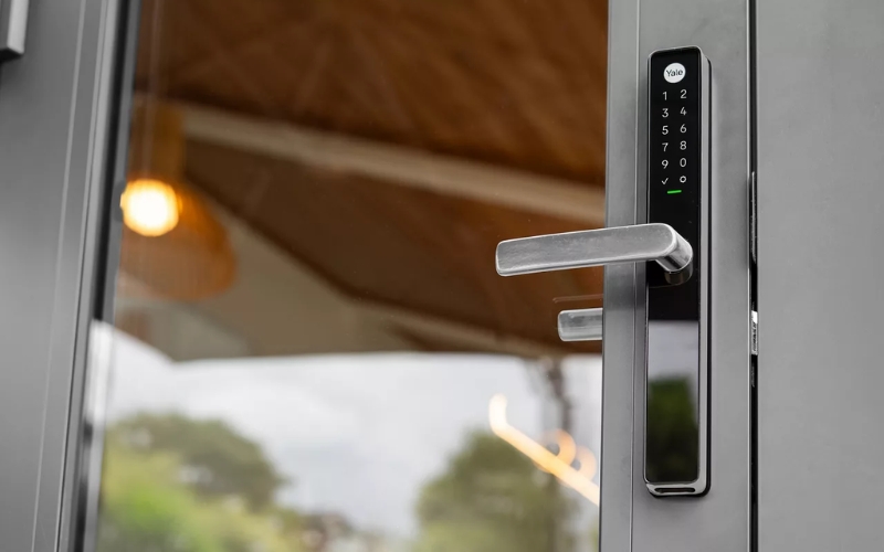 Chọn khóa thông minh tương thích với chất liệu cửa