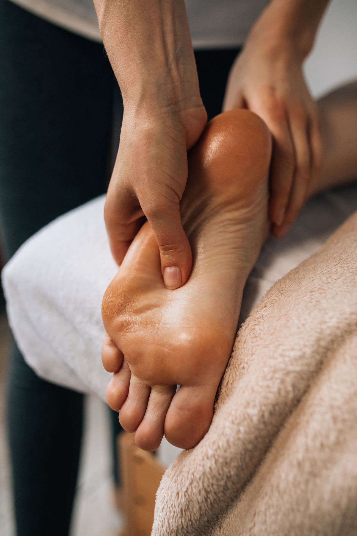 Dân Văn Phòng Công Nghệ Ngồi Nhiều Vẫn Mỏi Chân: Trải Nghiệm Foot Massage Giải Tỏa Sau Giờ Làm Dân Văn Phòng Công Nghệ Ngồi Nhiều Vẫn Mỏi Chân: Trải Nghiệm Foot Massage Giải Tỏa Sau Giờ Làm
